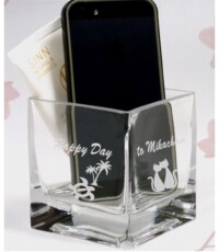 二面彫刻のサンプル作品<br>
スリム型携帯スタンドにも<br>
プレゼントに喜ばれてます<br>
こちらは卒業で離ればなれ<br>
になる友人に思い出の絵柄<br>
とメッセージを入れて贈物に