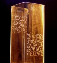 GK-23伝統和柄紋様<br>
2300円, 口径75×75 H170mm<br>
背丈のあるスクエアー花器<br>
日本伝統の紋様です<br>
(現品のみ)<br>
<center><a href="https://www.kobo-abe.com/order?product=GK-23%E3%80%80%E3%81%86%E3%81%A1%E3%82%8F%E6%A8%A1%E6%A7%98%E3%81%AE%E5%92%8C%E6%9F%84" target="_blank" rel="noopener noreferrer"><img border="0" src="https://www.kobo-abe.com/wp-content/uploads/2016/10/order-or200.png" width="180px" alt=""></a></center>
</br>
</br>