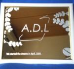 オリジナルデザ<br>
インのご案内板 <br>
額はHC-L<br>
ミラー平彫り