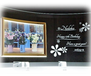 <strong>◆横型フォトフレームHY.1</strong>(表のみ彫刻)<br><span style="color: #ff0000;">加工費込<strong> 6200円 </strong></span> サイズ H150 ×W300mm (わん曲) <center><img class="wp-image-40" src="https://www.kobo-abe.com/wp-content/uploads/2018/05/000t35.gif" alt="" width="66" height="16" /></center><br>
写真はL判ヨコ撮を入れて下さい。デザインDPH-14 誕生日祝い 持ち込みデザイン、直筆原稿もOK (どのフォトフレームでも可能)
<br>
<br>
<center><a href="https://www.kobo-abe.com/order?product=%E6%A8%AA%E5%9E%8B%E3%83%95%E3%82%A9%E3%83%88%E3%83%95%E3%83%ACHY.1%E3%80%80%E5%9F%BA%E6%9C%AC%E5%8A%A0%E5%B7%A5%E8%B2%BB%E8%BE%BC%E3%81%BF5900%E5%86%86" target="_blank" rel="noopener"><img border="0" src="https://www.kobo-abe.com/wp-content/uploads/2016/10/order-or200.png" width="200px" alt=""></a></center>
<br>
<br>
</br>
<br/>