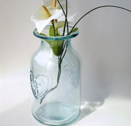 FB-32 エコガラス花瓶 (スペイン産) <br>
終売品で再入荷予定なし 径90mm<br>
H160mm 基本加工サイズ 6×8㎝位<br>
アンティーク調で温かみのある淡<br>
グリーンが光に透けキレイ、植物を<br>
飾るとさらにステキに。ハート柄が<br>
すでに両面デザインされてます。<br>
彫刻は側面に<br>
在庫のみ<span style="color: #ff0000;"><strong>特価2800円</strong></span>(加工費込み)<br>
<br>
<center><a href="https://www.kobo-abe.com/order?product=FB-32" target="_blank"rel="noopener"><img border="0" src="https://www.kobo-abe.com/wp-content/uploads/2016/10/order-or200.png" width="200px" alt=""></a></center>