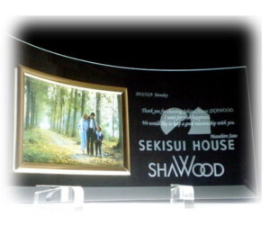 <strong>◆横型フォトフレームHY.2</strong>(裏表彫刻)<br><span style="color: #ff0000;">加工費込<strong> 7300円</strong></span> サイズH150 ×W300mm (わん曲) 写真はL判ヨコ撮 新築完成記念品/サンプル作品<br>表面にメッセージやお名前などの文字を深めに彫り 裏面には会社ロゴなど彫ってます<br>
<br>
<center><a href="https://www.kobo-abe.com/order?product=%E6%A8%AA%E5%9E%8B%E3%83%95%E3%82%A9%E3%83%88%E3%83%95%E3%83%ACHY.2%28%E8%A3%8F%E8%A1%A8%E5%BD%AB%E5%88%BB%29%E3%80%80%E5%9F%BA%E6%9C%AC%E5%8A%A0%E5%B7%A5%E8%B2%BB%E8%BE%BC%E3%81%BF6900%E5%86%86" target="_blank" rel="noopener"><img border="0" src="https://www.kobo-abe.com/wp-content/uploads/2016/10/order-or200.png" width="200px" alt=""></a></center>
<br>
<br>
<br/>