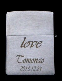 裏側にメッセージと名前<br>
両面彫刻加工費<br>
込み価格 <span style="color:#ff0000;">5800円</span>