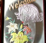 段彫り着色八切り<br>
ツーウェイタイプ<br>
彫刻額は木製セピア<br>
5mmガラス