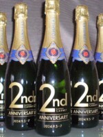 持込みスパークリングワインに2周年記念の彫刻