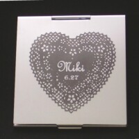 上蓋アルミ表面側に彫刻<br>
作品 デザインDX-11<br>
名前入りでバースディプレゼント! 柄や文字は彫刻なので褪せたり消えたりしません。(撮影環境により暗く見えますがもっと明るいシルバー色です)