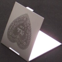 コンパクトミラー、少し開いた状態、内側下がミラー部分、サイズ94×101mm厚4mm) <strong>只今セール価格で販売中</strong>通常<span style=";text-decoration: line-through;">3300円</span>を
<br>
<span style="color: #ff0000;">彫刻費込み <strong>2800円</strong></span><br><center><a href="https://www.kobo-abe.com/order?product=%E3%82%A2%E3%83%AB%E3%83%9F%E3%82%B3%E3%83%B3%E3%83%91%E3%82%AF%E3%83%88%E3%83%9F%E3%83%A9%E3%83%BC%E3%80%80%E5%9F%BA%E6%9C%AC%E5%8A%A0%E5%B7%A5%E8%B2%BB%E8%BE%BC%E3%81%BF2800%E5%86%86" target="_blank"rel="noopener noreferrer"><img src="https://www.kobo-abe.com/wp-content/uploads/2016/10/order-or200.png" alt="" width="140" border="0" /></a></center>
<br>
<br>