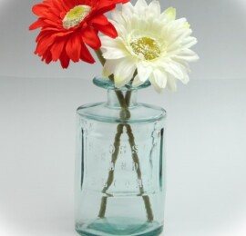 FB-31 エコガラス一輪挿(スペイン産)<br>
終売品で再入荷予定なし 径95mm<br>
H160mm 基本加工サイズ 3×10㎝位<br>
グリーンが光に透け、植物を飾ると<br>
インテリアが南欧風のステキな雰囲気<br>
に。型文字がすでに両面に施工済、<br>
彫刻はその下部か底面に <img class="wp-image-40" src="https://www.kobo-abe.com/wp-content/uploads/2018/05/000t351.gif" alt="" width="80" height="18" />
<br>
<br>
在庫のみ<span style="color: #ff0000;"><strong>特価2800円</strong></span>(加工費込み)<br>
<br>
<center><a href="https://www.kobo-abe.com/order?product=FB-31" target="_blank"rel="noopener"><img border="0" src="https://www.kobo-abe.com/wp-content/uploads/2016/10/order-or200.png" width="200px" alt=""></a></center>
<br>
<br>
<br>