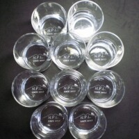 ロックグラスA底面に記念のロゴ入り彫刻<br>
<a href="https://www.kobo-abe.com/p1/" target="_blank" rel="noopener noreferrer">▶グラス彫刻</a>へ
</br>