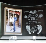 H.1 おまかせデザ<br>イン出産記念品に<br>足形彫刻<br>
<br>
<br>