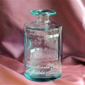 アンティーク調エコガラス一輪挿し<br>
スペイン南欧風の独特な風合いを演出?<br>
友人の開店お祝いに<br>
FB-31彫刻イメージ <img class="wp-image-40" src="https://www.kobo-abe.com/wp-content/uploads/2018/05/000t351.gif" alt="" width="77" height="18" /><br>
<br>