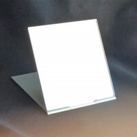 台に置いての使用イメージ画像。もちろん軽いので手に持っての使用も苦になりません。