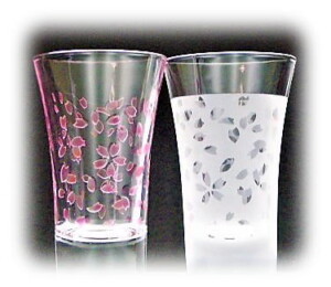 冷酒グラス≪sakura≫径60H98mm 100㏄<br>
<strong>こちらのみ彫刻ズミ製品での販売です</strong><br>
1個は手作業で彫刻後サクラ色に着色<br>
もう1個は背景彫り(透かし)の1セット<br>
手作業での制作なので同じグラスは作<br>
れません! まさに”一点もの”<br>
価格は1セット(2個)で 6000円ですが<br>
<span style=color:#ff0000;">特別WEB価格5600円で販売</span><br>
こちらは1セット在庫有り、即発送!
<br>
<center><a href="https://www.kobo-abe.com/order?product=%E5%86%B7%E9%85%92%E3%82%B0%E3%83%A9%E3%82%B9sakura" target="_blank" rel="noopener"><img src="https://www.kobo-abe.com/wp-content/uploads/2016/10/order-or200.png" alt="" width="200" border="0" /></a></center>