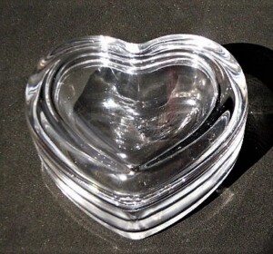 GZ-01 ハート型(蓋付)<br>
佐々木硝子製/簡易紙箱入り<br>
W84×D76×H49mm<br>
<span style="color:#ff0000;">3200円</span> (彫刻費込み)<br>
<br>
<center><a href="https://www.kobo-abe.com/order?product=GZ-01%E3%83%8F%E3%83%BC%E3%83%88%E5%9E%8B%28%E8%93%8B%E4%BB%98%29%E3%80%80%E5%9F%BA%E6%9C%AC%E5%8A%A0%E5%B7%A5%E8%B2%BB%E8%BE%BC%E3%81%BF3000%E5%86%86" target="_blank"rel="noopener"><img border="0" src="https://www.kobo-abe.com/wp-content/uploads/2016/10/order-or200.png" width="200px" alt=""></a></center>
<br>
<br>