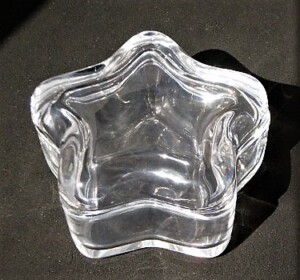 GZ-02 スター型(蓋付)<br>
佐々木硝子製/簡易紙箱入り<br>
W89×D89×H49mm <br>
<span style="color:#ff0000;">3200円</span> (彫刻費込み)<br>
<br>
<center><a href="https://www.kobo-abe.com/order?product=GZ-02%E3%80%80%E3%82%B9%E3%82%BF%E3%83%BC%E5%9E%8B%28%E8%93%8B%E4%BB%98%29%E3%80%80%E5%9F%BA%E6%9C%AC%E5%8A%A0%E5%B7%A5%E8%B2%BB%E8%BE%BC%E3%81%BF3000%E5%86%86" target="_blank"rel="noopener"><img border="0" src="https://www.kobo-abe.com/wp-content/uploads/2016/10/order-or200.png" width="200px" alt=""></a></center>
<br>
<br>