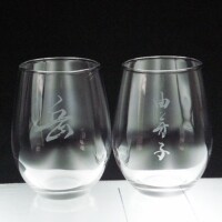 直筆の持込みデータを彫刻しプレゼント品に、まさしく他にない一点ものです