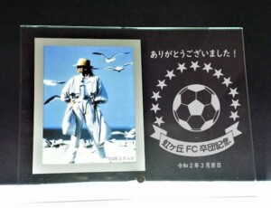 <strong>◆Mサイズ縦型フォトフレームMH.1</strong><br>(表のみ彫刻)<span style="color: #ff0000;"><strong> 3980円 </strong></span> (平面タイプ)<br>サイズH170×W216mm<br>リクエストデザイン、写真はL判タテ撮 <br>
<br>
<center><a href="https://www.kobo-abe.com/order?product=M%E7%B8%A6%E5%9E%8B%E3%83%95%E3%82%A9%E3%83%88%E3%83%95%E3%83%ACMH.1%E3%80%80%E5%9F%BA%E6%9C%AC%E5%8A%A0%E5%B7%A5%E8%B2%BB%E8%BE%BC%E3%81%BF3980%E5%86%86" target="_blank" rel="noopener"><img border="0" src="https://www.kobo-abe.com/wp-content/uploads/2016/10/order-or200.png" width="200px" alt=""></a></center>
<br>
<br>
<strong>◆Mサイズ縦型フォトフレームMH.2</strong><br> (裏面にイラストなど彫る)<br>
裏表彫刻<span style="color: #ff0000;"><strong> 4980円</strong></span>
<br>
<br>
<center><a href="https://www.kobo-abe.com/order?product=M%E7%B8%A6%E5%9E%8B%E3%83%95%E3%82%A9%E3%83%88%E3%83%95%E3%83%ACMH.2%28%E8%A3%8F%E8%A1%A8%29%E3%80%80%E5%9F%BA%E6%9C%AC%E5%8A%A0%E5%B7%A5%E8%B2%BB%E8%BE%BC%E3%81%BF4980%E5%86%86" target="_blank" rel="noopener"><img border="0" src="https://www.kobo-abe.com/wp-content/uploads/2016/10/order-or200.png" width="200px" alt=""></a></center>
<br>