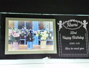 <strong>◆Mサイズ横型フォトフレームMHY.1</strong><br>(表のみ彫刻)<span style="color: #ff0000;"><strong> 3980円 </strong></span> (平面タイプ)<br>サイズH140×W254mm写真はL判ヨコ撮 <br>デザインDPH-9、誕生日プレゼント<br>
<br>
<center><a href="https://www.kobo-abe.com/order?product=M%E6%A8%AA%E5%9E%8B%E3%83%95%E3%82%A9%E3%83%88%E3%83%95%E3%83%ACMHY.1%E3%80%80%E5%9F%BA%E6%9C%AC%E5%8A%A0%E5%B7%A5%E8%B2%BB%E8%BE%BC%E3%81%BF3980%E5%86%86" target="_blank" rel="noopener"><img border="0" src="https://www.kobo-abe.com/wp-content/uploads/2016/10/order-or200.png" width="200px" alt=""></a></center>
<br>
<br>
<strong>◆Mサイズ横型フォトフレームMHY.2</strong><br> (裏面にイラストなど彫る)<br>
裏表彫刻<span style="color: #ff0000;"><strong> 4980円</strong></span><br>
<br>
<center><a href="https://www.kobo-abe.com/order?product=M%E6%A8%AA%E5%9E%8B%E3%83%95%E3%82%A9%E3%83%88%E3%83%95%E3%83%ACMHY.2%28%E8%A3%8F%E8%A1%A8%29%E3%80%80%E5%9F%BA%E6%9C%AC%E5%8A%A0%E5%B7%A5%E8%B2%BB%E8%BE%BC%E3%81%BF4980%E5%86%86" target="_blank" rel="noopener"><img border="0" src="https://www.kobo-abe.com/wp-content/uploads/2016/10/order-or200.png" width="200px" alt=""></a></center>
<br>